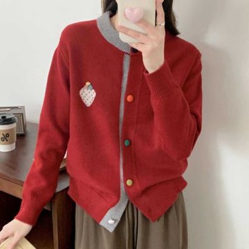 La Belleza圓領撞色領口草莓刺繡彩色鈕釦減齡甜美百搭針織毛衣外套