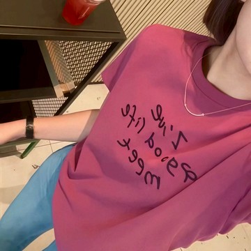 奈看服飾/隔日到貨越穿越愛 顯白絕佳彩線字母寬鬆Tee 有彈力遮肉肉寬鬆短袖 T恤 上衣 夏季上衣