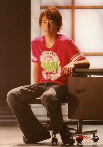 Snow Man/宮館涼太/現場照片真·全身·坐姿·服裝粉色·白色·左手桌子·看牙/ABC座2013傑尼斯傳說>舞台寫真第2彈