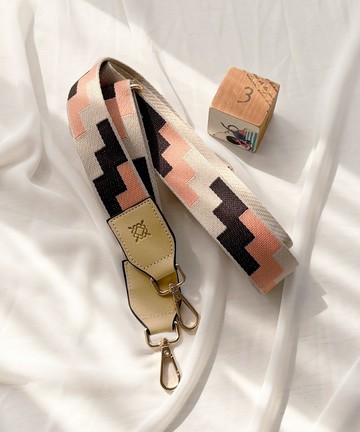 品牌LOGO烙印皮革手腕斜背兩用釦環背帶-甜桃杏仁-帶我走系列(BN96411-63)