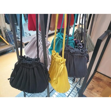 現貨 泰國🇹🇭 worrap 迷你手工素色皺褶抽繩百褶包可斜背約25cm