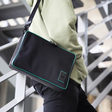 【免費升級送禮包裝】貝瑞 大型橫式斜背包-黑色/BF514-TW61A-BK