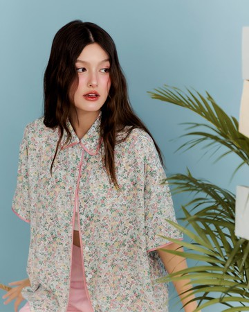 BIRUCHU ALL DAY SHIRTS：Petal Whisper 短袖襯衫，花卉圖案，綠，粉紅色。