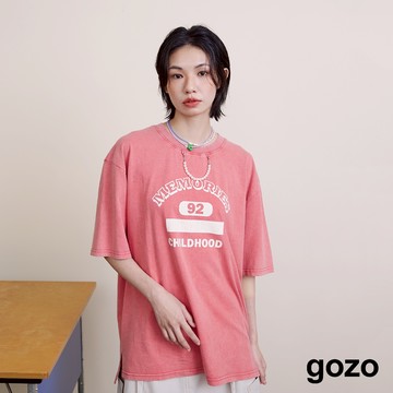 【gozo】仿舊水洗紋理裝飾珍珠頸鏈T恤(深咖/紅色_F) | 女裝 圓領 百搭
