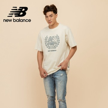 【New Balance】藝術家聯名希臘風格短袖上衣_男性_杏色_MT51974LIN