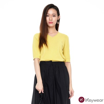 KeyWear奇威名品    V領百搭輕膚針織上衣-黃色