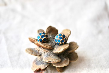 小顆粒圓珠耳針／耳夾 藍綠金 原色