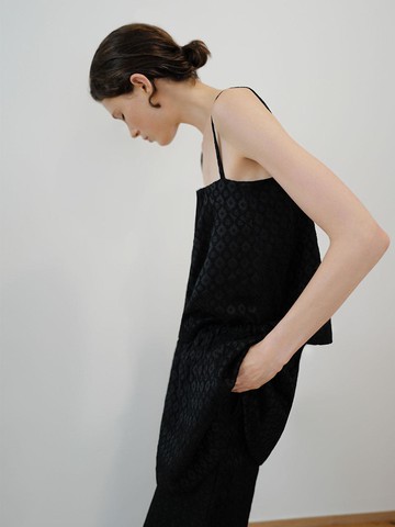 INTERIOR NASI JACQUARD TOP [BLACK]