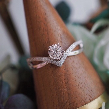 璽朵珠寶 [ 18K金 10分 放大 鑽石戒指 ]  微鑲工藝 精品設計 鑽石權威 婚戒顧問 婚戒第一品牌 鑽戒 GIA