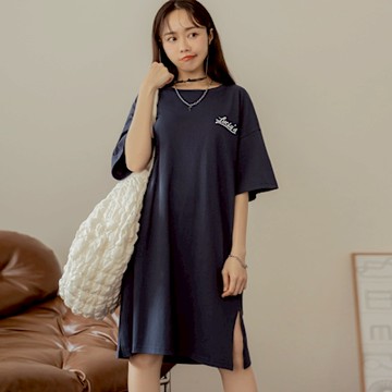 OB嚴選-純棉字母印花側開衩短洋裝《DA10404-》