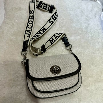 【MJ｜全新】現貨 MARC JACOBS 馬鞍包 帆布 掀蓋 寬背帶 旋扣 斜背包｜Little Bee 小蜜蜂精品