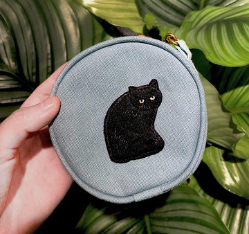 手拿黑貓小零錢包