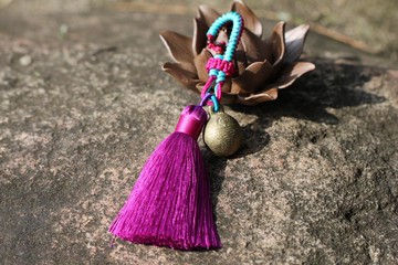 (創意小物)手工編織冰絲流蘇虎頭銅鈴吊飾預購七天