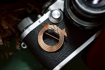 【老飾品/西洋老件】VINTAGE美國AVON金色圈型緞帶古著胸針