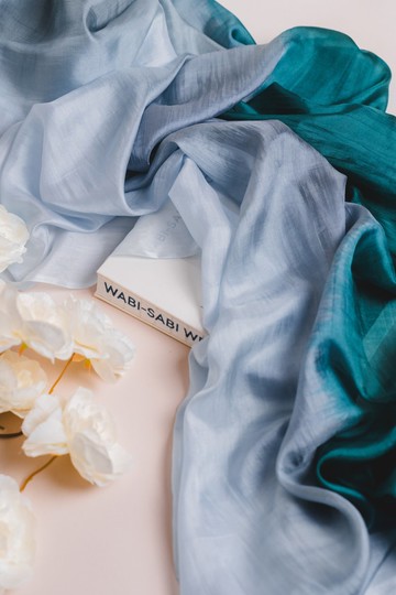 100%桑蠶絲圍巾 – 手工染色，輕盈，綠灰色漸變