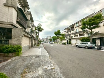 文山特區/文教路/屋況超好/雙車墅｜高雄市鳳山區文教路