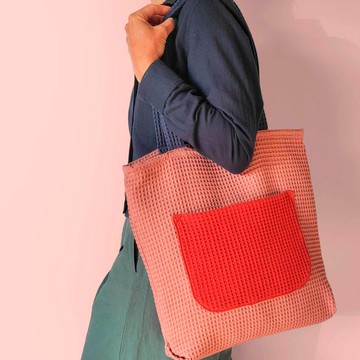 Play 托特包，卡其棕色。採用多彩棉質布料製成的大型手提包。