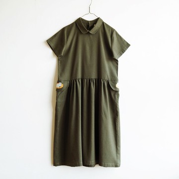 貓在地毯上 棉麻拼接洋裝：橄欖綠