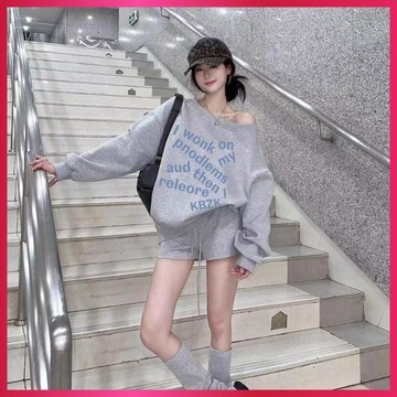 『ATC』法式斜領露肩小狗印花大學T女 2026秋季新款 甜妹多巴胺小衆寬鬆上衣