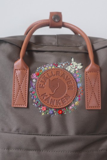 皮卡丘與芳菲花園//kanken Classic 橄欖綠皮把包包