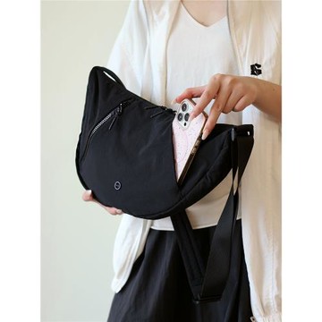 仟佰格松弛斜挎餃子包百搭實用多口袋防水包包超輕量化休閑女布包