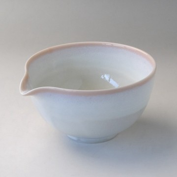 現貨 美濃燒 日本製 春風片口抹茶碗｜櫻花粉色 職人窯燒手作感 抹茶碗 抹茶拿鐵碗 茶碗 注口抹茶碗 日本進口