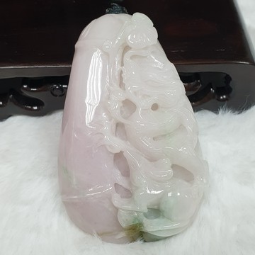 逸品軒～天然緬甸玉A貨-Z6807-淡粉紫羅蘭飄花龍墜子長72.3mm寬45.6mm厚11.5mm💰售價2680元