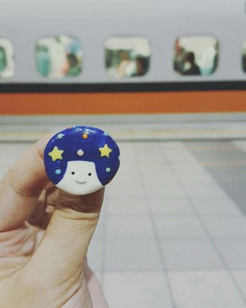 彩點星空小女孩  陶瓷別針