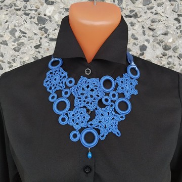 雪花圍兜項鍊鉤針編織。 女性手工製作的灰色蕾絲領