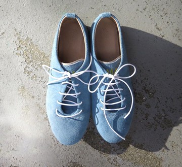 手工製作的運動鞋，採用一整塊皮革包裹/天藍<天鵝絨>