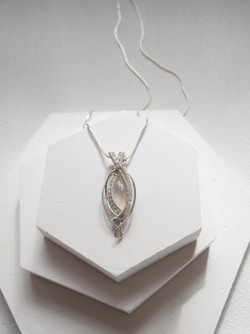 橄欖形月亮石頸鏈