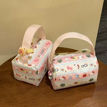 【台灣出貨🎀】日系ins奶油風滿印小貓手提化妝包  大容量拉鏈收納袋  可愛卡通小貓外出旅遊洗漱包  隨身便攜補妝包