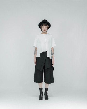 MUKK DESIGN 不規則斜裁T-白