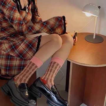 【HandStyle】女襪 時尚個性立體浮雕緹花撞色中筒棉襪(34020)-粉色