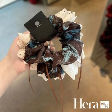【HERA 赫拉】韓國碎花蕾絲夾層印花飄帶大腸圈 H115052506(韓國 碎花 蕾絲 夾層 印花 飄帶 大腸圈)