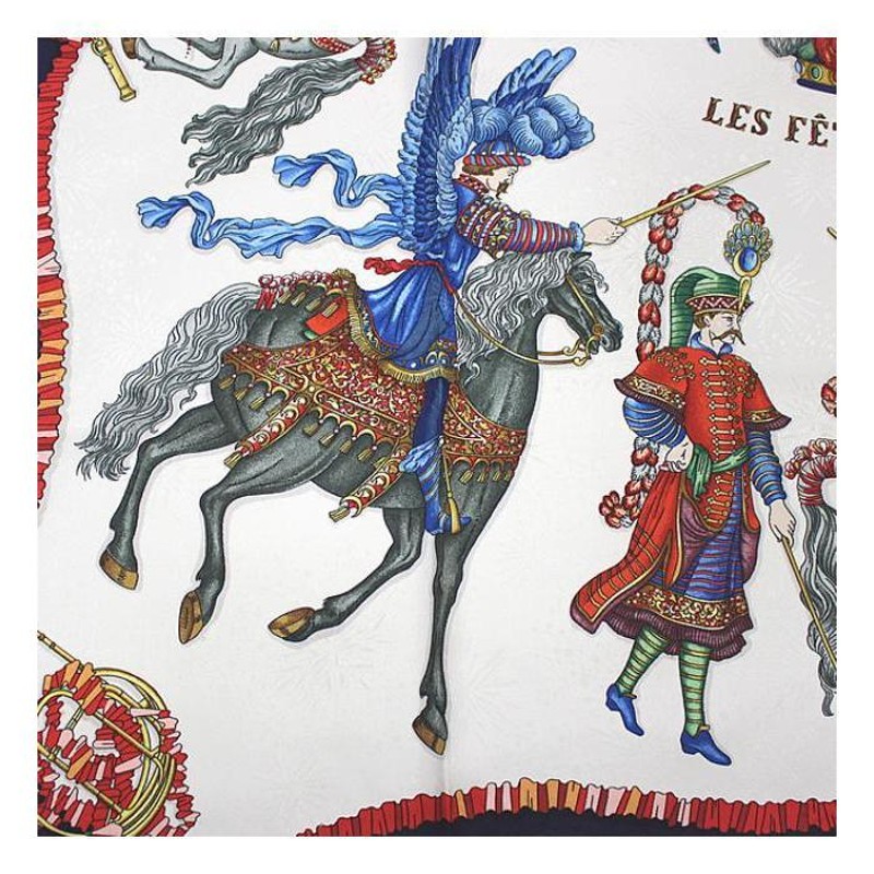 エルメス HERMES カレ90 大判スカーフ『LES FETES DU ROI SOLEIL 太陽王の祝典』馬 羽根飾り 楽器 ブルー系 シルク100％  | LINEブランドカタログ