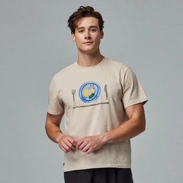 【MOZ瑞典駝鹿】駝鹿餐盤 舒涼 柔彈T恤-淺沙 男款