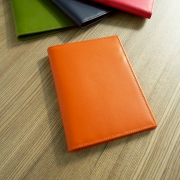 【小瑕疵福利品】繽紛系列-皮革護照夾 亮眼橘