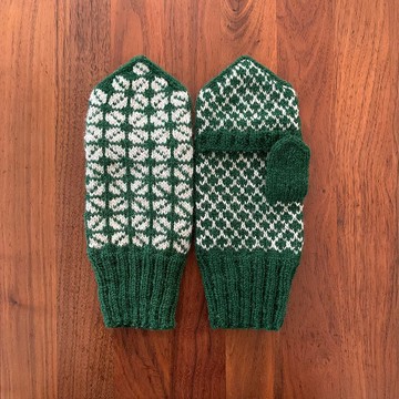 帶傳統拉脫維亞封面的綠手套