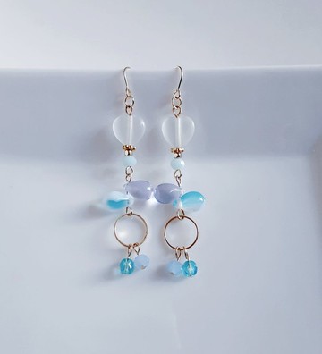 僅此一對！心形貓眼石與飽滿淚滴珠飾的湛藍色耳環，適合生日禮物，可更換為抗過敏耳針或耳夾。
