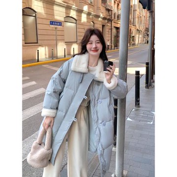 淺藍色羊羔毛拼接派克羽絨服2025新款女冬中長款甜美巨好看厚外套