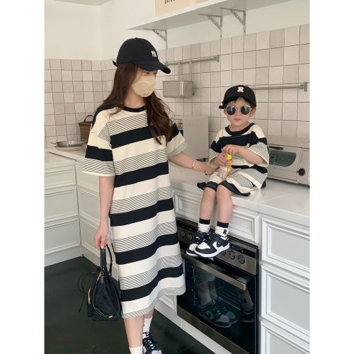 親子裝2023新款夏季一家三口母子裝條紋套裝洋氣韓版休閑兩件套潮