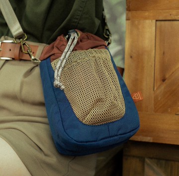 【DOUGHNUT】6.5吋 防潑水 斜背小包 drip 水壺袋 束口袋-深藍 JG