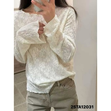 🌷🌷乾淨系韓妞必備單品🌷立體花朵透膚上衣#12031～自帶仙氣的水波紋壓紋感，穿上立刻溫柔度爆表；單穿、疊穿都百搭！🌷🌷