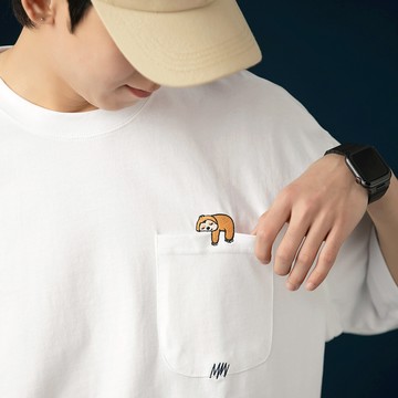 日系可愛樹懶刺繡口袋短袖T恤 / 250克磅數 / 男女可穿 / 2色 / M-2XL【QTJBYT255】