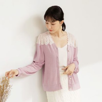 OB嚴選-微透膚蕾絲拼接珍珠排釦長袖上衣《AB20689-》