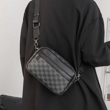 潮牌新款男真皮休閑格子包單肩斜挎包韓版時尚小方包背包男包