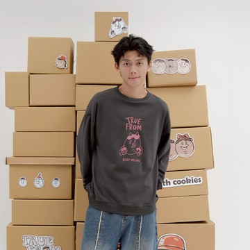 QUEENSHOP_F 聯名 長袖 中分哥 貓貓印圖刺繡字母衛衣 兩色售 現+預 【01111002】