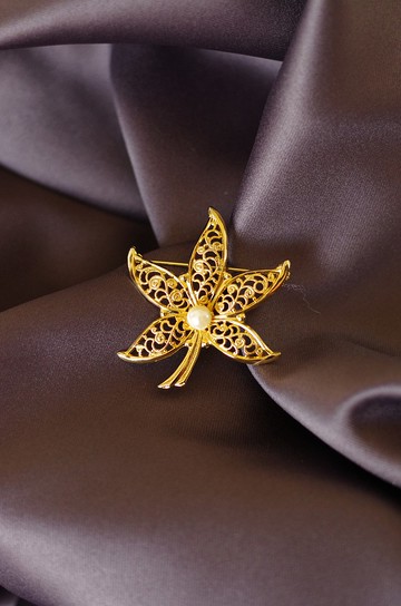 古董金色蕾絲縷空珍珠楓葉葉片別針胸針B917