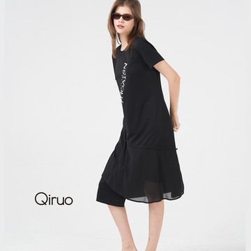 【Qiruo 奇若名品】黑色專櫃精品時尚英文中長洋裝(胸前造型英文圖案休閒旅遊款8231F)